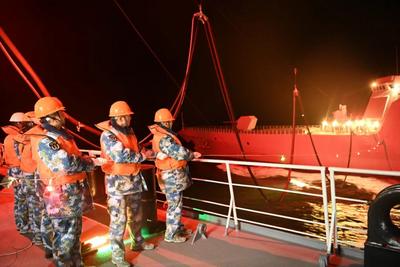 跨昼夜补给！“航母奶妈”与万吨大驱同框现身