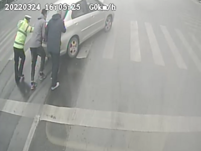 垃圾桶着火、小轿车抛锚……危急时刻，青岛这群人出手了