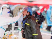细雨中的核酸检测现场：我们坚信“风雨后见彩虹”