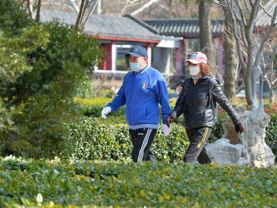 戴口罩、不扎堆……实拍沧口公园锻炼者：谢谢自律的你