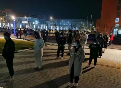 直击：莱西这所高校凌晨核酸检测现场