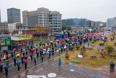 细雨中的核酸检测现场：我们坚信“风雨后见彩虹”