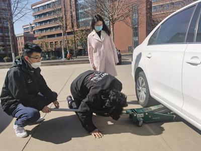 青岛理工大学：学子给老师保养车辆，老师“女神范儿”悠然而来——