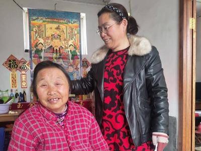 大爱如春暖人心，平度水泊村的张秀欣两年坚持照顾卧床邻居帮助老人康复