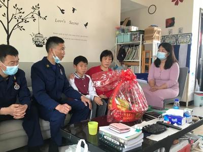10岁男孩一个电话，救下全家四口！