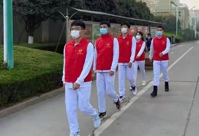 青岛理工大学：党旗在校园防控一线高高飘扬！