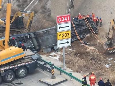 甘肃一列车脱轨坠桥，被困4人已全部救出