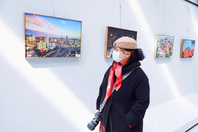 “她”镜头，有看头！这场女摄影家作品展，逛起