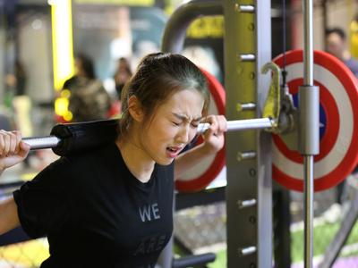 跟着私教还练折两根肋骨，健身房为何频频伤人？