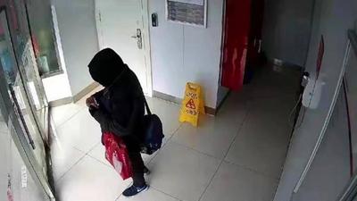 为填饱肚子爬进早餐车，一时贪念终被抓