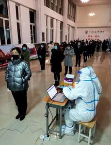 直击：莱西这所高校凌晨核酸检测现场