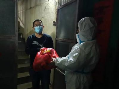 8700份生活物资免费配送进封控、管控区，崂山区兜底保障困难群众生活