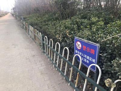 记者回访|河边增设警示牌  遭踩踏绿化带已修补