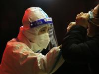 夜幕下，核酸检测点亮起的灯光，好温暖！