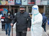 实拍李沧区核酸检测：医护人员、志愿者、社区工作者齐上阵