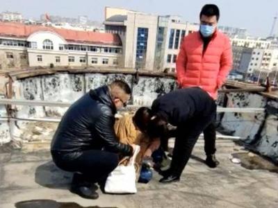 感情受挫女子欲跳楼轻生，民警抓住时机紧急救援！城阳警方温馨提醒……