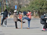 戴口罩、不扎堆……实拍沧口公园锻炼者：谢谢自律的你