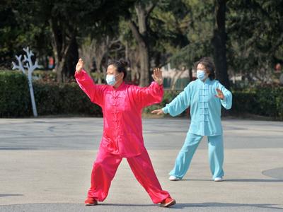 戴口罩、不扎堆……实拍沧口公园锻炼者：谢谢自律的你