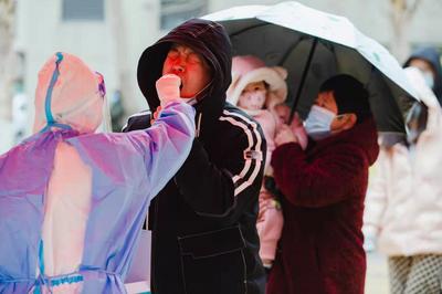 细雨中的核酸检测现场：我们坚信“风雨后见彩虹”