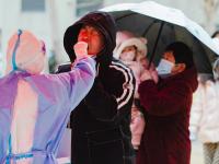 细雨中的核酸检测现场：我们坚信“风雨后见彩虹”