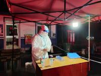 雨夜中的感人一幕！莱西检测人员坚守一线