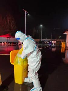 雨夜中的感人一幕！莱西检测人员坚守一线