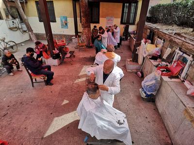 “二月二龙抬头”，我为老人理“龙头”