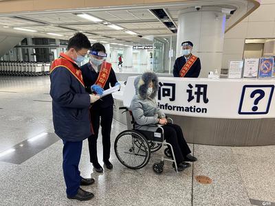 “空陆铁”爱心接力！无陪轮椅旅客在胶东机场可享“门到门”服务