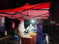 雨夜中的感人一幕！莱西检测人员坚守一线