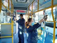 公交夫妻档协力抗疫，共筑安全“三八”妇女节