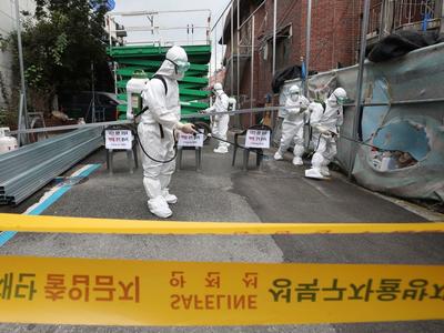 韩国单日新增确诊超34万例，每10人中有1人感染