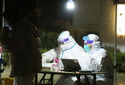 夜幕下，核酸检测点亮起的灯光，好温暖！