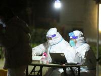 夜幕下，核酸检测点亮起的灯光，好温暖！