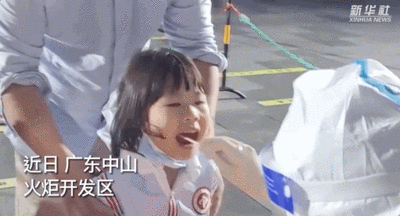 破防！妈妈变身“大白”，原本黏人的小女儿却没有认出自己