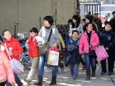 1个月拿证，年收入50万？又有人盯上数千万父母钱包