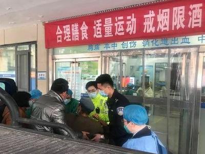 点赞！青岛街头，七旬老人突发疾病急送医 ，民警们这样做……