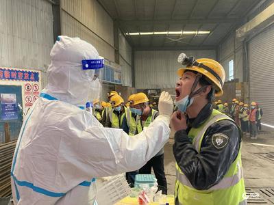 市南区将核酸检测点搬到工地现场