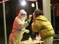 夜幕下，核酸检测点亮起的灯光，好温暖！