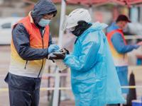 细雨中的核酸检测现场：我们坚信“风雨后见彩虹”
