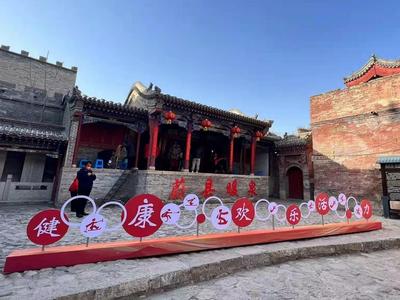 北京冬残奥会火炬今天在张家口暖泉古镇传递
