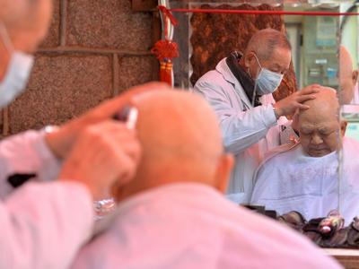 “二月二龙抬头”，我为老人理“龙头”