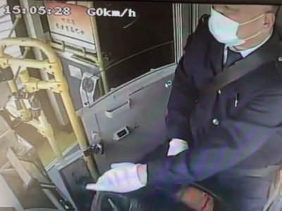 救护车鸣笛驶来怎么办？青岛公交驾驶员“教科书”式礼让获赞