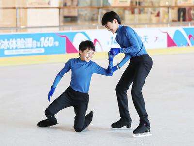 多图实拍！走进青岛双胞胎“冰上雪王子”