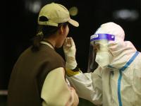 夜幕下，核酸检测点亮起的灯光，好温暖！