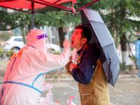 细雨中的核酸检测现场：我们坚信“风雨后见彩虹”