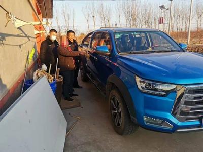 车主停车需谨慎，竟有窃贼专拆私家车零配件