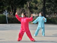 戴口罩、不扎堆……实拍沧口公园锻炼者：谢谢自律的你