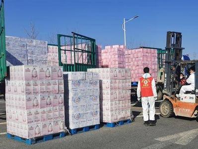 “泉”力以赴！青岛饮料集团首批9万瓶矿泉水及饮料送达莱西