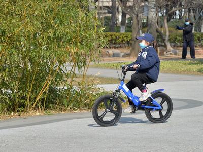 戴口罩、不扎堆……实拍沧口公园锻炼者：谢谢自律的你