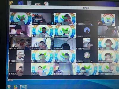 身穿校服背靠校徽上网课，实验初中学生：认真学习，不负关爱！